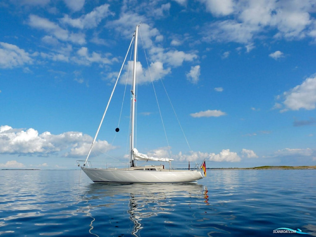 Thurø 33 Lunde for anker på stille, spejlblankt vand